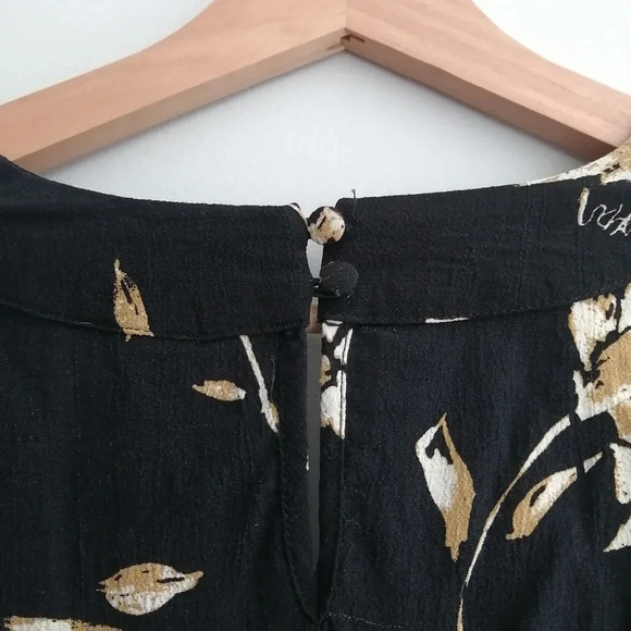 Free People Smocked Crop Blouse Plunging  V-Neck Black with Tan, Cream Floral XS - Picture 8 of 15